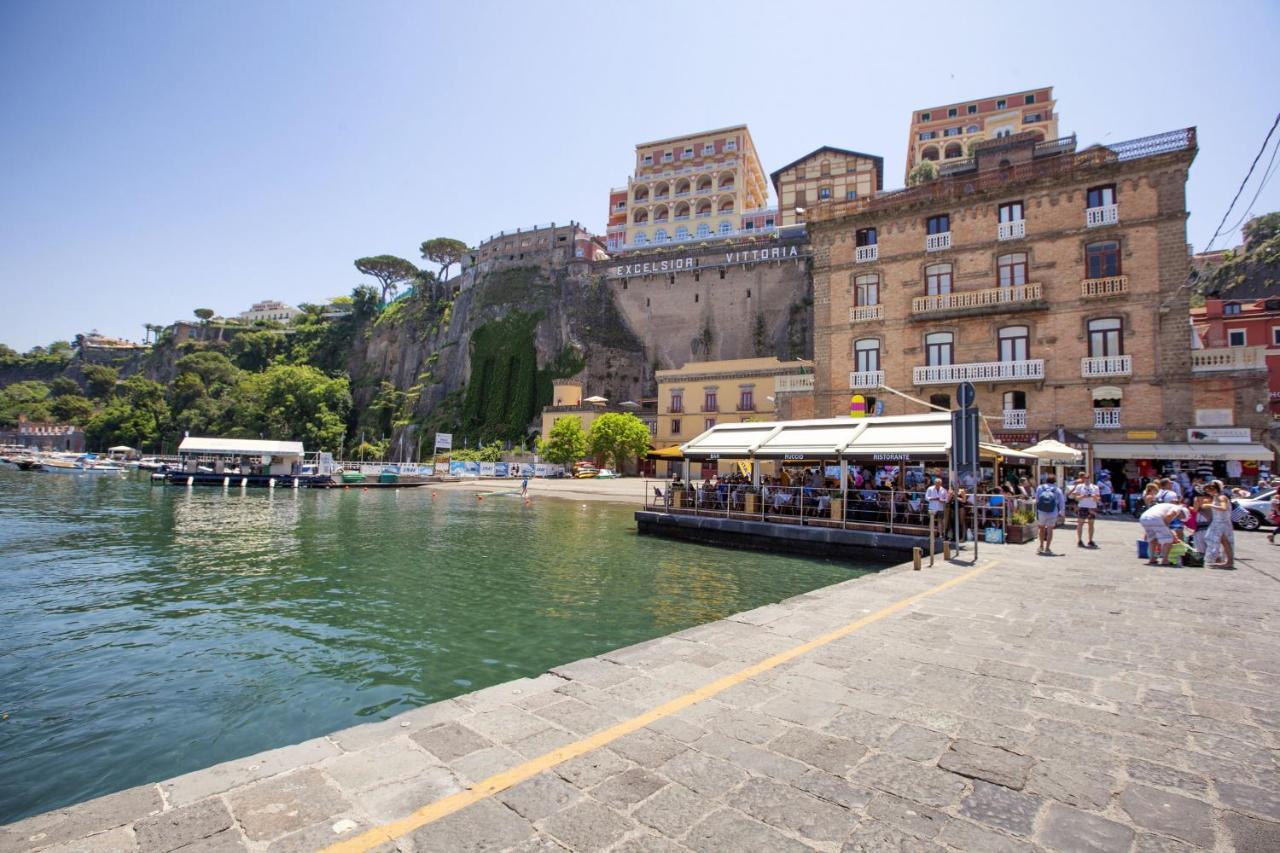 Amore Rentals - Appartamento La Terrazza Sul Porto 2 Sorrento Exterior photo