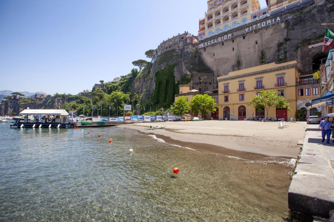 Amore Rentals - Appartamento La Terrazza Sul Porto 2 Sorrento Exterior photo