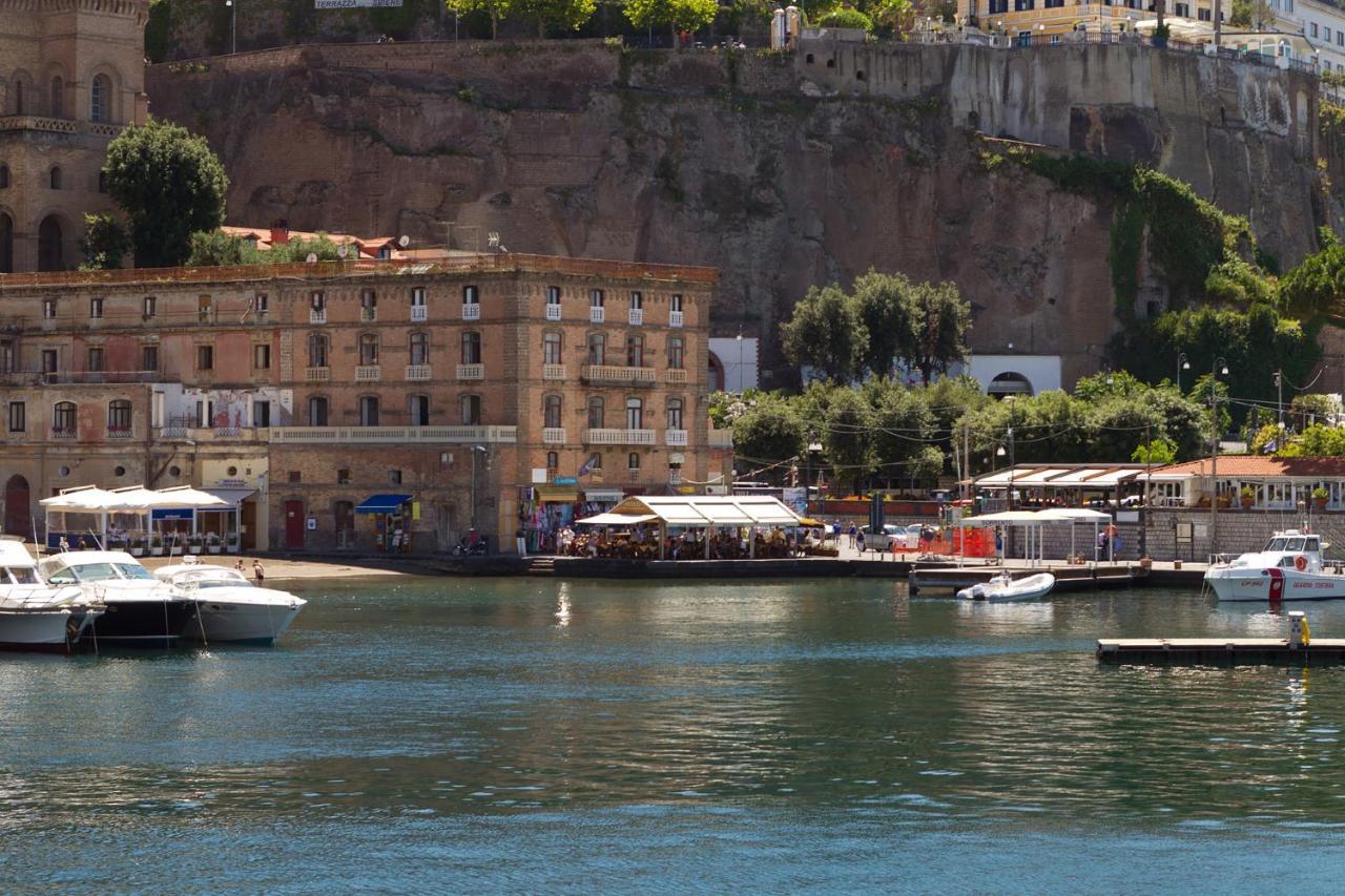 Amore Rentals - Appartamento La Terrazza Sul Porto 2 Sorrento Exterior photo